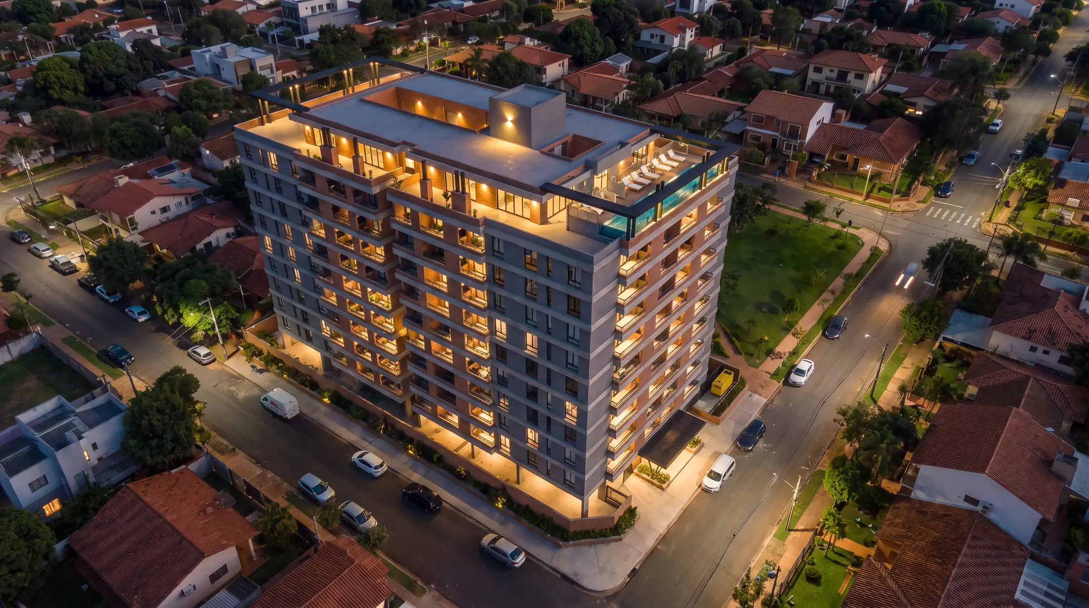 Edificio Corumbá iluminado de noche, vista aérea